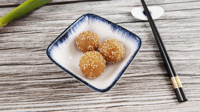 Bolitas fritas de arroz y sésamo (3 uds) - 101 Dim Sum Gracia, Barcelona