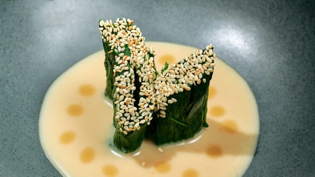 Salada de espinafres, molho de sésamo - Ryōshi by chef Lucas Azevedo