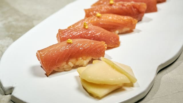 Nigiri, peixe do dia (6u) - Ryōshi by chef Lucas Azevedo