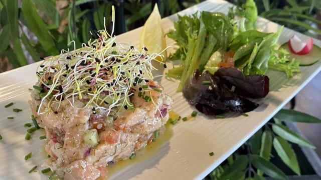 Tartare saumon et ses condiments - La Table du Rôtisseur, Meaux