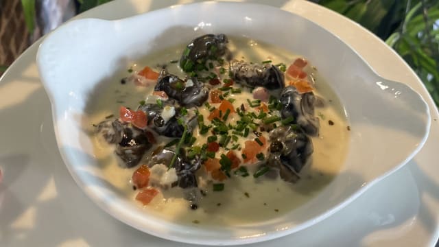 Cassolette d'escargots au poivre vert - La Table du Rôtisseur, Meaux