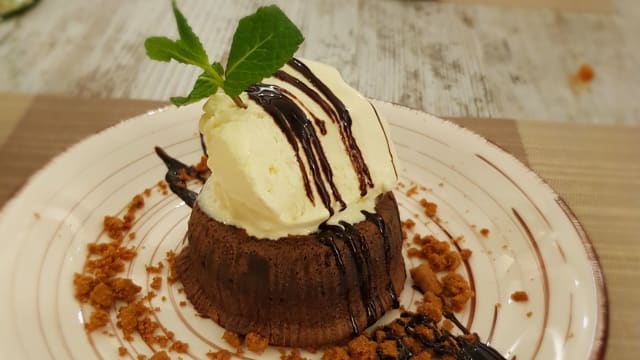 Soufflé de chocolate relleno de pistacho con helado  de vainilla  - Alazena, San Vicente del Raspeig