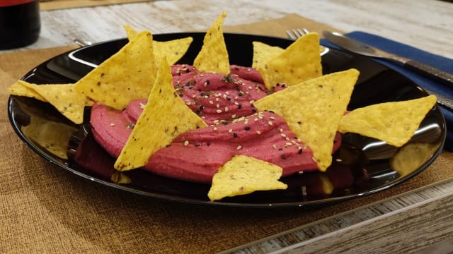 Humus de remolacha y garbanzos con totopos  - Alazena