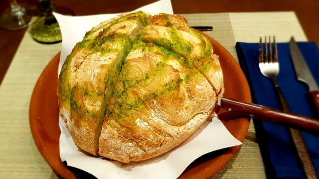 Pan payés (500gr) con toque de aceite de ajo y  perejil. - Alazena