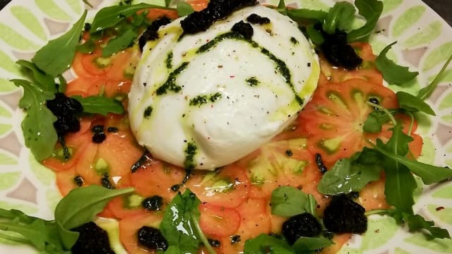 Burrata con aceite de albahaca, carpaccio  de tomate y olivada  - Alazena, San Vicente del Raspeig