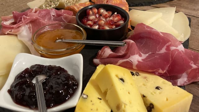 Tagliere misto di salumi e formaggi di Masseria con miele e confetture biologiche - Enoteca Divino Ostuni, Ostuni