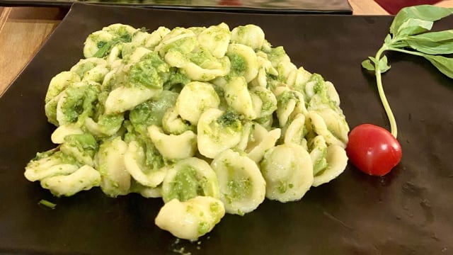 Orecchiette fatte a mano alle cime di rapa. Ricetta storica pugliese, leggermente rivisitata da noi! - Enoteca Divino Ostuni