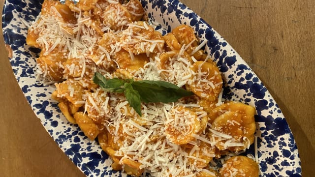 Orecchiette fatte a mano con salsa di pomodoro fiaschetto,cacioricotta e basilico. - Enoteca Divino Ostuni