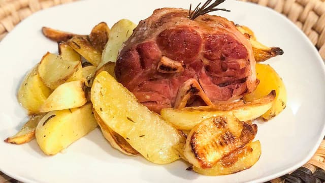 Stinco di maiale al forno con patate - Jimmy'z Bar & Food