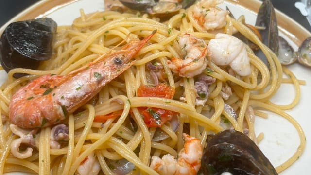 Spaghetti allo Scoglio con Frutti di Mare e Crostacei - Story