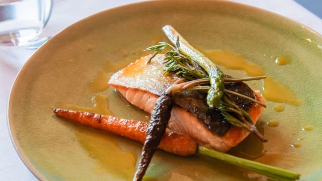 Salmon with Citrus Aromas (with a trim of your choice) - Mensagem - Restaurante Bar Panorâmico, Lisbon