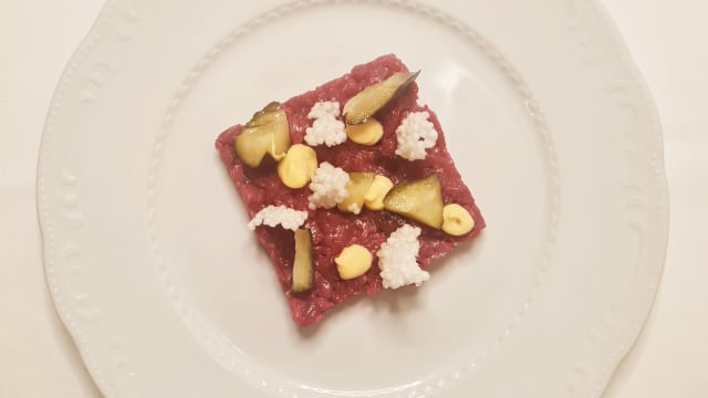 Tartare di manzo, cetriolo agrodolce, maionese di mais, tapioca - Osteriaventitre