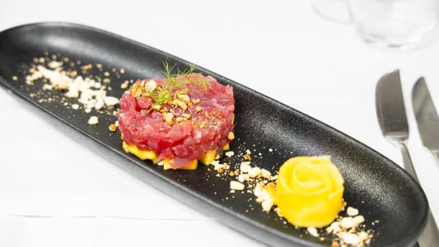 Tartare di tonno con mango e anacardi tostati - Quintessenza Restaurant