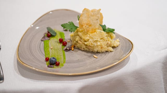 Brandacujun, cestino di pane di triora e cialda di parmigiano - Quintessenza Restaurant