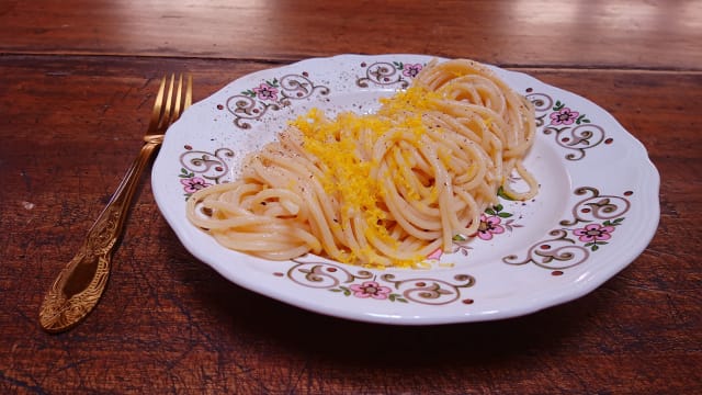 Spaghettoni all’uovo fatti in casa ubriachi con bottarga d’oca - L'Ocio Giulivo