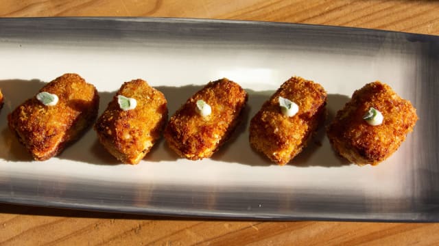 Croquetas caseras de jamón ibérico y boletus con arena de jamón y mayonesa de orégano - Cabanyes Entre Valls