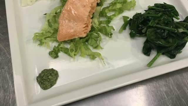 Filetto di salmone* marinato con gin e bacche rosa, con contorno  - Enoteca Buosi Torino