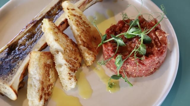 Steak tartar, tuétano y pan tostado en mantequilla ahumada. - Can Fisher, Barcelona