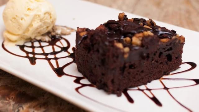 Brownie de chocolate y helado de vainilla  - Café Mies, Madrid