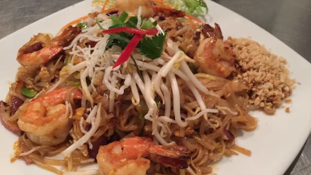 Phad Thai with prawn. - Tom Yum Kung