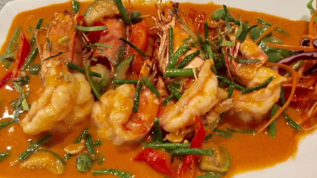 Kung yai chu chi (mild pittig) Grote gamba's in rode curry met champignons - Tom Yum Kung