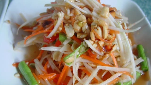 Somtam (mild pittig) Groene papaya salade met pinda - Tom Yum Kung