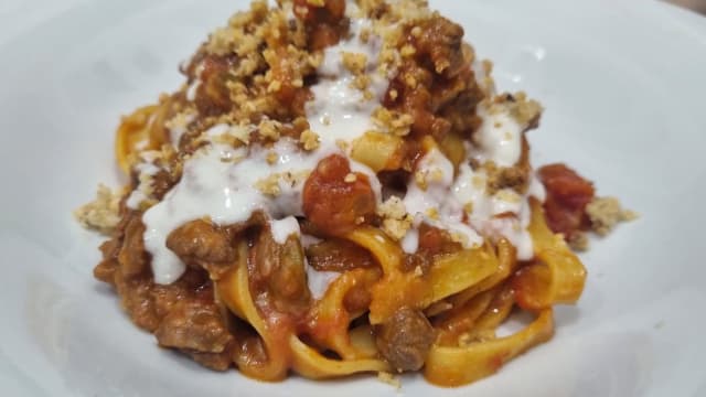 FETTUCCINE DI GRANO DURO ALL'UOVO CON RAGU' DI MANZO ALLA VECCHIA MANIERA,CRUMBLE ALLE NOCCIOLE E FONDUTA DI REGGIANO  - Elios Café, Rome