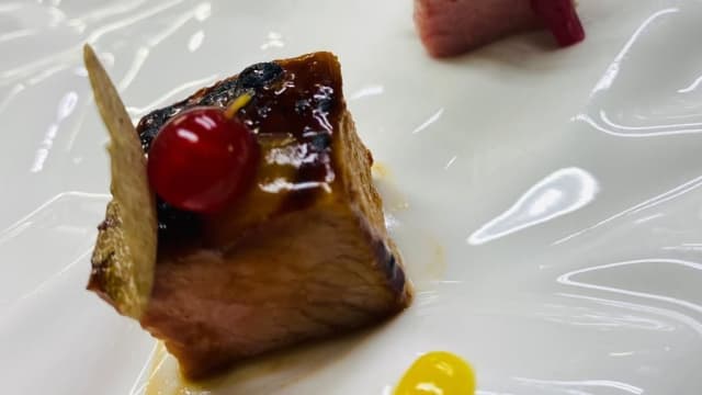 FILETTO DI MAIALE LACCATO AL LATTE DI SENAPE,SOUTE' DI PORCINI E CIPOLLA CROCCANTE  - Elios Café, Rome