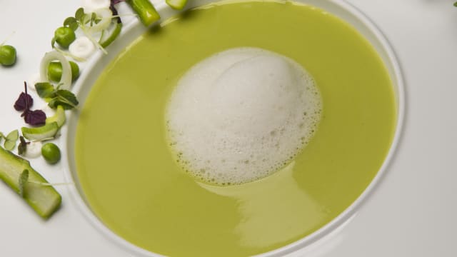 Crème d’asperges, petits pois, fèves et émulsion infusée à la menthe  - EVERNESS Restaurant & Bar