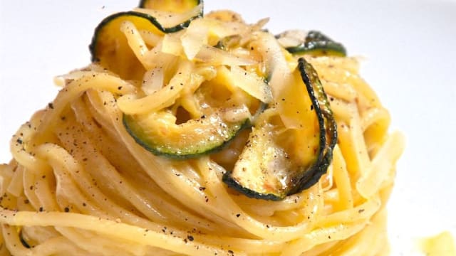 Pasta e zucchine croccanti con ricotta salata - La Candelora - Home restaurant