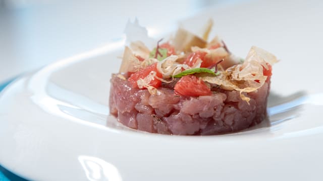 Tartare di tonno, aneto, pompelmo, pinoli e katsuboshi - LB  loungebar  Lidobianco, Monopoli