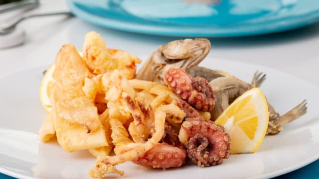 Frittura mista dell'adriatico servita con salsa alla barbabietola e al lime - LB  loungebar  Lidobianco, Monopoli