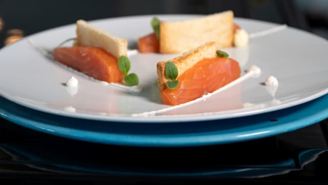 Salmone selvatico pregiato "Lachsaus riga" con crostini e burro salato - LB  loungebar  Lidobianco, Monopoli