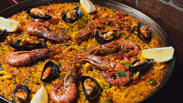 Paella valenciana - Ramblas Restaurant