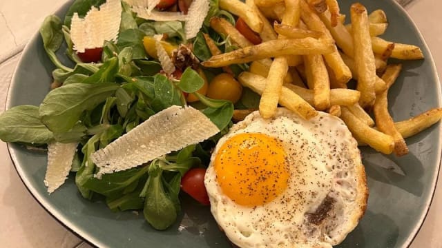 Steak and egg - Meating Corner, Paris