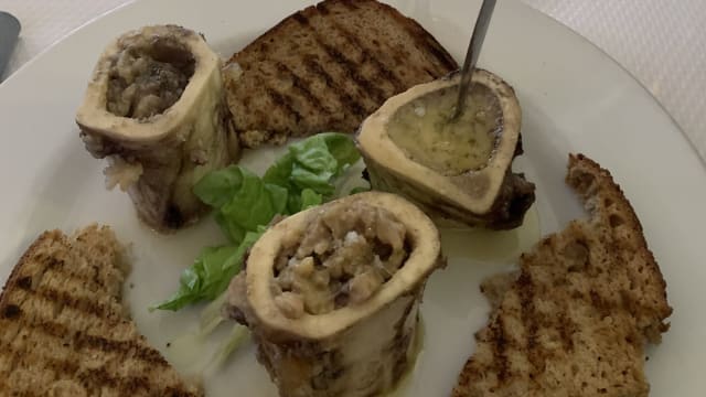 Os à moelle au sel de Guérande, tartines de pain Poilâne grillées - Le Bistrot du Parisien, Paris