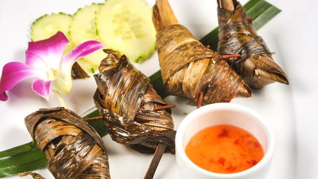 Poulet enveloppé dans une feuille pandan parfumée