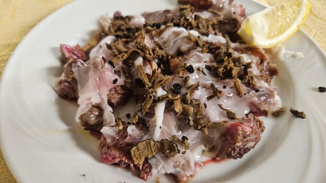 Tagliata di manzo con lardo di Colonnata e tartufo - Hotel Paradiso 