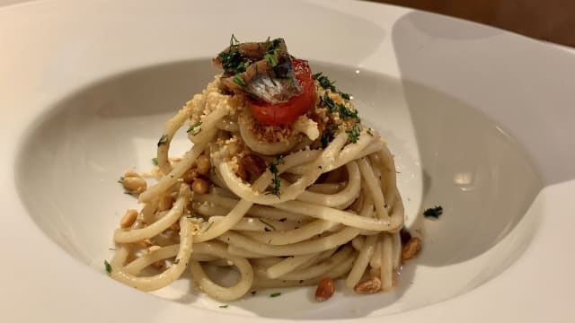 Spaghetti in acqua di pomodoro, acciughe, ciliegini gialli e rossi, pinoli, pane croccante (2023) - Tano passami l'olio, Milan