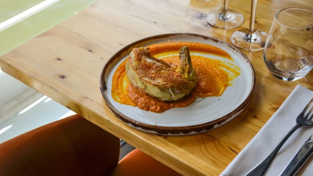 Suprême de volaille jaune, mousseline de carottes, sauce piperade - Quai Liberté, Paris