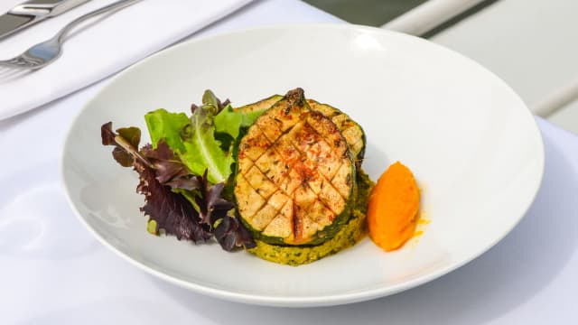 Courgettes rôties, mousse de pois chiche aux herbes, condiment de carottes - Quai Liberté, Paris