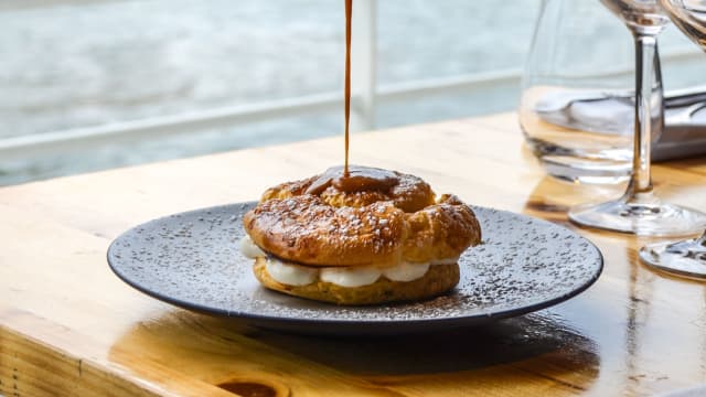 Gros chou à la vanille, praliné, sauce caramel - Quai Liberté, Paris