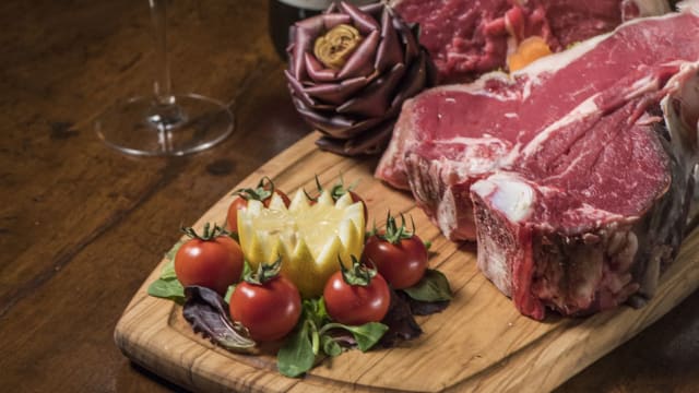 Bistecca di scottona con patate arrosto e insalata - Osteria Battipalla, Florence