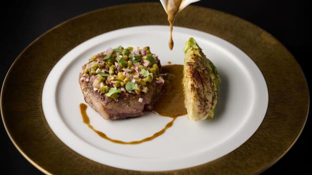 LE BOEUF en filet au poivre, trilogie de salsifis et chanterelles  - L´Atelier Robuchon Madrid