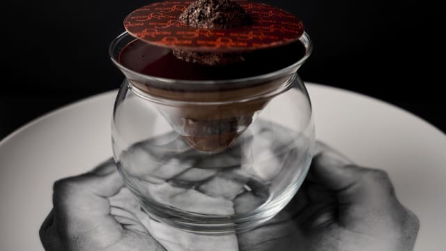 LE CHOCOLAT SENSATION Crémeux au “Guanaja”, glace au cacao et biscuit au chocolat - L´Atelier Robuchon Madrid