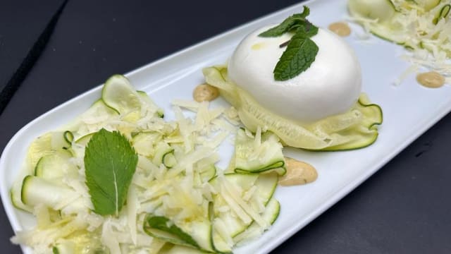 Burrata con carpaccio di zucchine, menta e grana - Otus ristorante