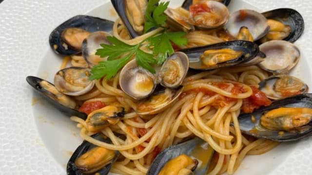 Spaghetti alla chitarra con cozze e vongole - Otus ristorante