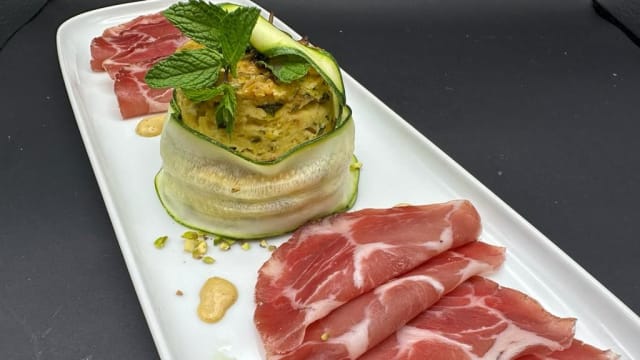 Tortino di zucchine con granella di pistacchio e capocollo di martina franca  - Otus ristorante