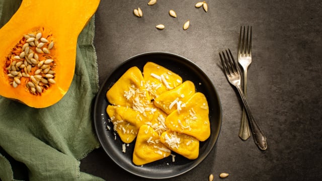 RAVIOLI DI ZUCCA CON BURRO AFFUMICATO E FORMAGGIO INFOSSATO - Affumico, Bologna