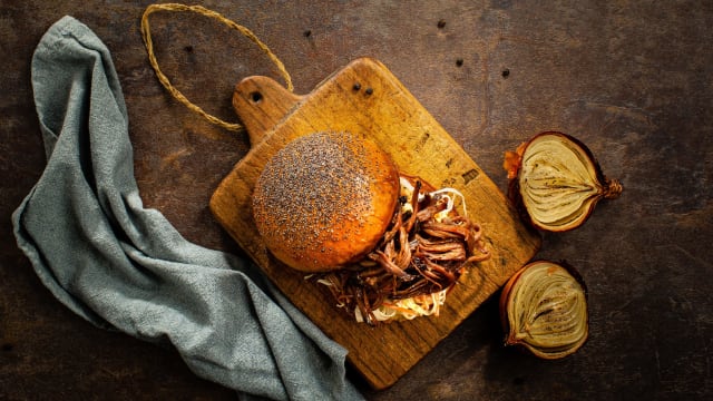 BUN CON SPALLA DI MAIALE SFILACCIATA - Affumico, Bologna